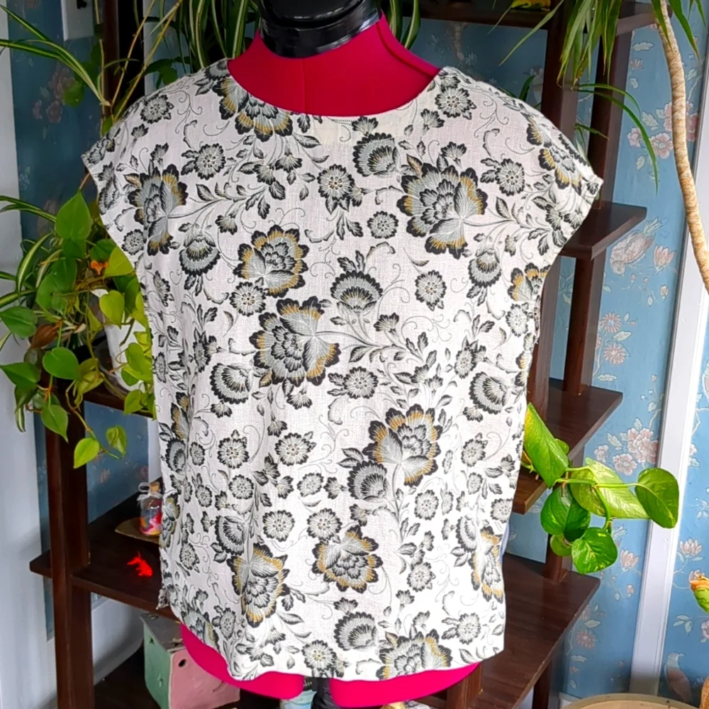 Tahari Cap Sleeve V Button Back Vented Hem 100% Linen Top XS - Picture 1 of 11